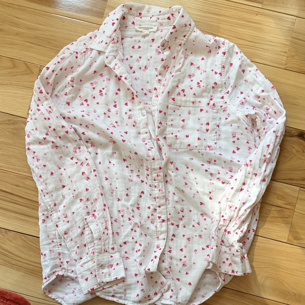 beachlunchlounge White Shirt with Pink Heart Print